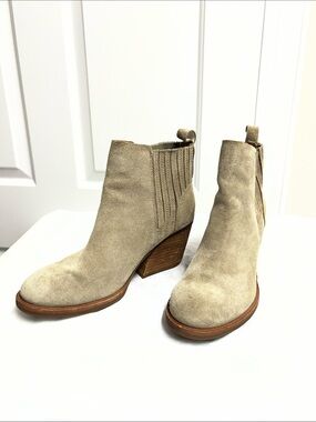 Kork-Ease Beige Suede Ankle Booties Stacked Heel size 6 high heels 2.7